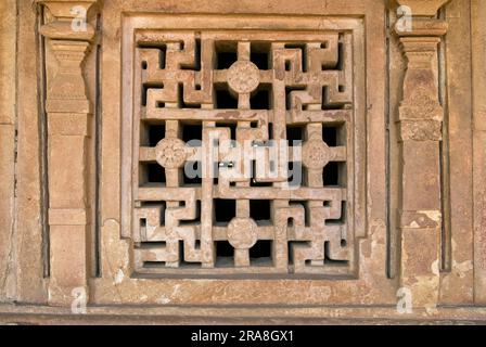 Geschnitzte Steinfenster im Durga Festungstempel in Aihole, Karnataka, Südindien, Indien, Asien Stockfoto