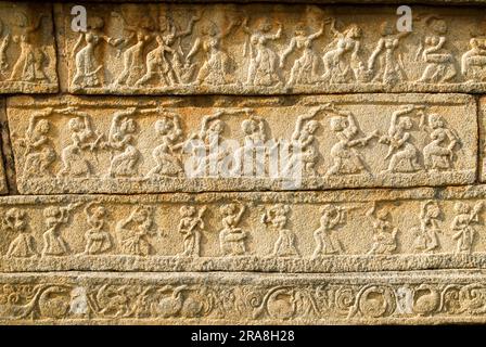 Tanztafeln an der Mahanavami Dibba-Wand in Royal Enclosure in Hampi, Karnataka, Südindien, Indien, Asien. UNESCO-Weltkulturerbe Stockfoto