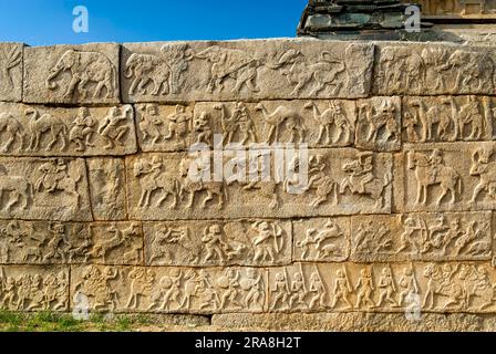 Paneele an der Mahanavami Dibba-Wand im Royal Enclosure in Hampi, Karnataka, Südindien, Indien, Asien. UNESCO-Weltkulturerbe Stockfoto