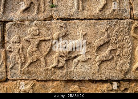 Jagdtafeln an der Mahanavami Dibba-Wand im königlichen Gehege in Hampi, Karnataka, Südindien, Indien, Asien. UNESCO-Weltkulturerbe Stockfoto