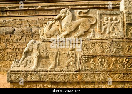 Paneele an der Mahanavami Dibba-Wand im Royal Enclosure in Hampi, Karnataka, Südindien, Indien, Asien. UNESCO-Weltkulturerbe Stockfoto