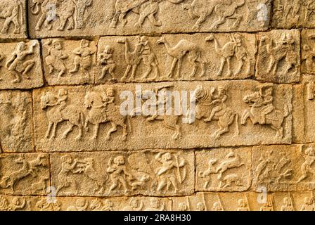 Paneele an der Mahanavami Dibba-Wand im Royal Enclosure in Hampi, Karnataka, Südindien, Indien, Asien. UNESCO-Weltkulturerbe Stockfoto