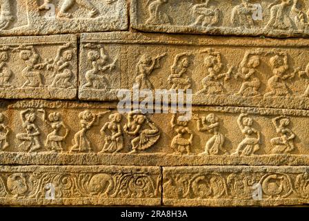 Tanztafeln an der Mahanavami Dibba-Wand in Royal Enclosure in Hampi, Karnataka, Südindien, Indien, Asien. UNESCO-Weltkulturerbe Stockfoto