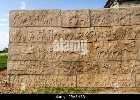 Paneele an der Mahanavami Dibba-Wand im Royal Enclosure in Hampi, Karnataka, Südindien, Indien, Asien. UNESCO-Weltkulturerbe Stockfoto