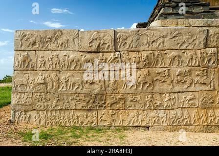 Paneele an der Mahanavami Dibba-Wand im Royal Enclosure in Hampi, Karnataka, Südindien, Indien, Asien. UNESCO-Weltkulturerbe Stockfoto