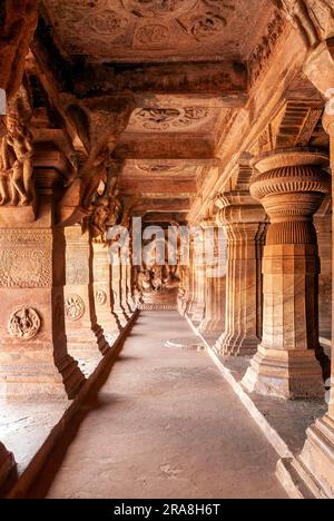 Die Höhle 3, die Vishnu gewidmet ist, ist die größte und aufwändigste in Badami, Karnataka, Südindien, Indien und Asien Stockfoto