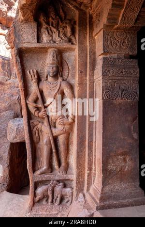 Guardian Bas Relief in Höhle 1 in Badami, Karnataka, Südindien, Indien, Asien Stockfoto