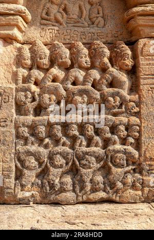 Reihen von Affenarmeen, Skulpturen im Papanatha-Tempel in Pattadakal, Karnataka, Südindien, Indien, Asien, Unesco-Weltkulturerbe Stockfoto