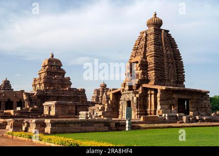 Tempel in Pattadakal, Karnataka, Indien, Asien. Unesco-Weltkulturerbe. Architekturstile von Nagara und südindischen Dravida Stockfoto