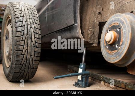 Eine hintere Nabe des Fahrzeugs nach dem Ausbau von Reifen und Rad. Stockfoto