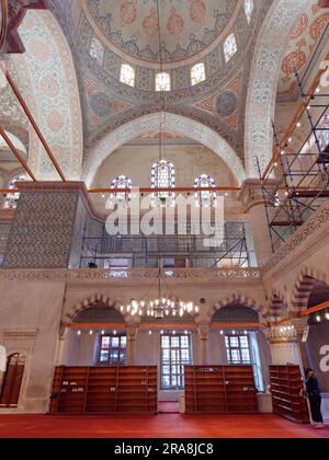 Sultan Ahmed aka Blaue Moschee Innenausstattung mit Schuhregalen, Sultanahmet, Istanbul, Türkei Stockfoto