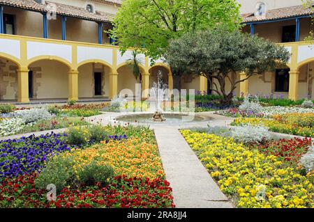 Garten mit Brunnen, Espace Van Gogh Kulturzentrum, ehemaliges Krankenhaus, Arles, Bouches-du-Rhone, Provence-Alpes-Cote d'Azur, Südfrankreich Stockfoto