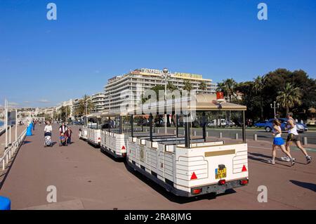 Zug für Touristen auf der Strandpromenade, Promenade des Anglais, Nizza, Alpes-Maritimes, Provence-Alpes-Cote d'Azur, Südfrankreich Stockfoto