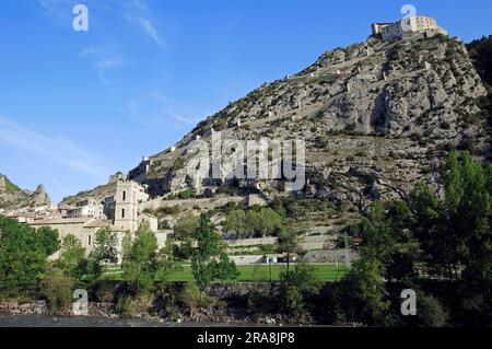 Entrevaux mit Festung, Alpes-de-Haute-Provence, Provence-Alpes-Cote d'Azur, Südfrankreich Stockfoto