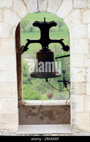 Kirchenglocke, Montbrun-les-Bains, Vaucluse, Provence-Alpes-Cote d'Azur, Südfrankreich, Glockenturm Stockfoto