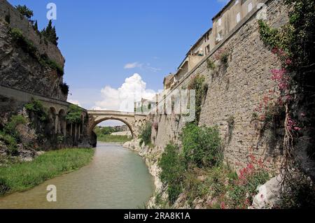 Römische Brücke über den Fluss Ouveze, Vaison-la-Romaine, Vaucluse, Provence-Alpes-Cote d'Azur, Südfrankreich Stockfoto