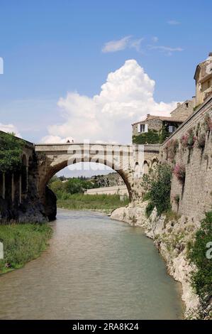 Römische Brücke über den Fluss Ouveze, Vaison-la-Romaine, Vaucluse, Provence-Alpes-Cote d'Azur, Südfrankreich Stockfoto