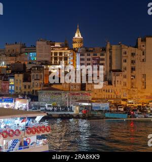 Karakoy Ares mit dem Goldenen Horn und dem Galatenturm dahinter in einer Sommernacht, Istanbul, Türkei Stockfoto