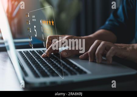 Kundenservice- und Zufriedenheitskonzept: Kunden sind mit dem Service eines fünf-Sterne-Unternehmens zufrieden, indem sie ihren Rang erhöhen oder den Hi-Status erhöhen Stockfoto