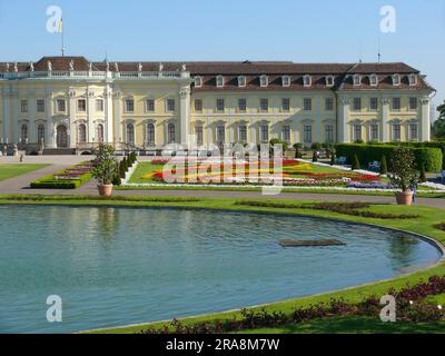 Blühendes Frühlingsblumenbeet, Blumenbeete, Residenzschloss blühender Barock in Ludwigsburg, Baden-Württemberg, Deutschland Stockfoto