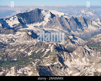 LUFTAUFNAHME. Auf der Nordseite des Mount Grande Casse (Höhe: 3855m m) ist dies der höchste Gipfel im Vanoise Massiv. Auvergne-Rhône-Alpes, Frankreich. Stockfoto