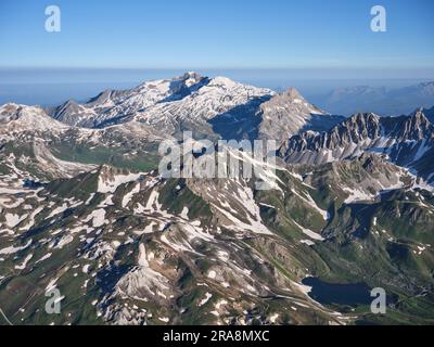 LUFTAUFNAHME. Ostseite der Sommet de Bellecôte (Höhe: 3417m m) im Massiv Vanoise. Peisey-Nancroix, Savoie, Auvergne-Rhône-Alpes, Frankreich. Stockfoto