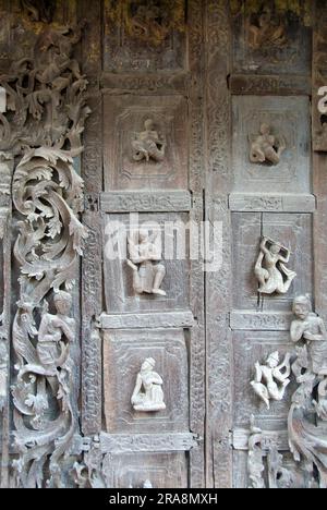 Geschnitzte Teakfiguren, Shwe im bin Kyaung Kloster, Mandalay, Birma, Myanmar Stockfoto