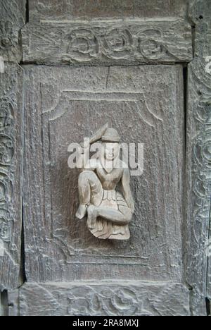 Geschnitzte Teakfiguren, Shwe im bin Kyaung Kloster, Mandalay, Birma, Myanmar Stockfoto