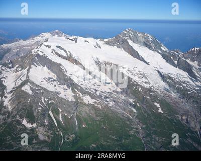 LUFTAUFNAHME. Ostseite der Dôme de la Sache (links, 3588m) und des Mont Pourri (3423m). Vanoise-Nationalpark, Auvergne-Rhône-Alpes, Frankreich. Stockfoto