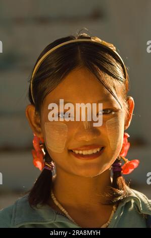 Junge burmesische Frau mit Thanaka-Paste im Gesicht, Amarapura, Birma, Myanmar, Gesichtsmalerei Stockfoto