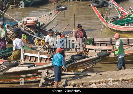 Einheimische am Fluss Yangon, Burma, Myanmar, Rangun (Yangon) Stockfoto