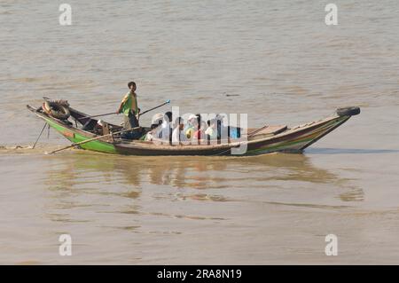 Einheimische auf Ruderboot, Yangon, Burma, Myanmar, Rangun (Yangon) Stockfoto