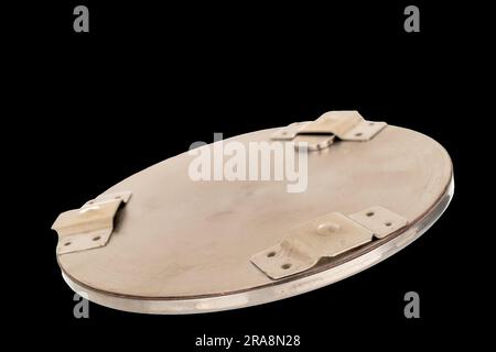 Ein Metalladapter mit Griff für Induktionsfläche, Makro, isoliert auf schwarzem Hintergrund. Stockfoto