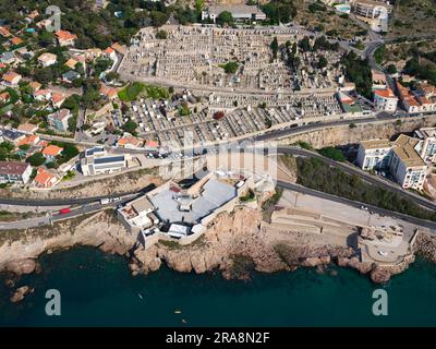 LUFTAUFNAHME. Cimetière Marin von Sète mit Blick auf das Theater des Meeres und das Mittelmeer. Sète, Hérault, Occitanie, Frankreich. Stockfoto
