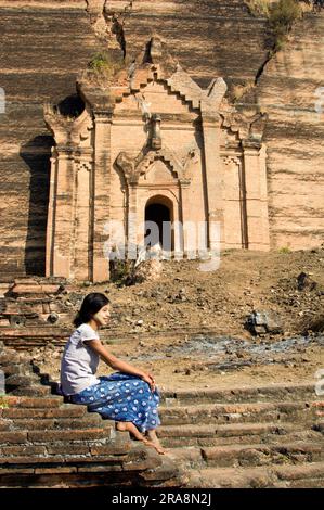 Junge burmesische Frau mit Thanaka-Paste im Gesicht, Stufen der Mantara-gyi-Pagode, Mingun, Birma, Myanmar, Mingun-Pagode Stockfoto