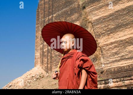 Junger buddhistischer Mönch mit Sonnenschirm, Mantara-gyi-Pagode, Mingun, Birma, Myanmar, Mingun-Pagode Stockfoto