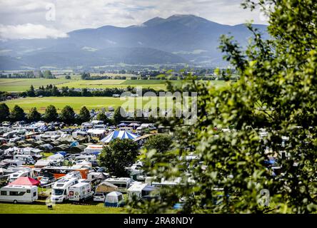 Spielberg, Österreich. 02. Juli 2023. SPIELBERG - ein Überblick über die Campingplätze vor dem Großen Preis Österreichs am Red Bull Ring am 02. Juli 2023 in Spielberg, Österreich. ANP SEM VAN DER WAL Credit: ANP/Alamy Live News Stockfoto