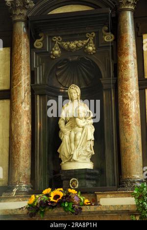 Statue der Jungfrau Maria von Michelangelo, „Madonna und Kind“, Frauenkirche, Brügge, Westflandern, Belgien Stockfoto