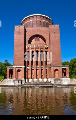 Planetarium und Brunnen, Wasserturm Hamburg-Winterhude, Observatorium im Hamburger Stadtpark, Hamburg, Deutschland Stockfoto