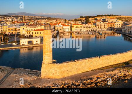 Leuchtturm im venezianischen Hafen mit Blick auf die venezianische Festung Fortezza, Rethymno, Kreta, Griechenland, Rethymno, Kreta, Griechenland Stockfoto