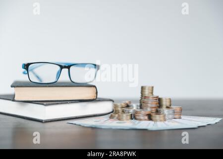 Geldeinsparung durch Bankinvestitionen, Finanzschulungskonzept. Planung eines Studentendarlehens für ein Studium im Ausland für einen Hochschul- oder Universitätsabschluss. Futu Stockfoto