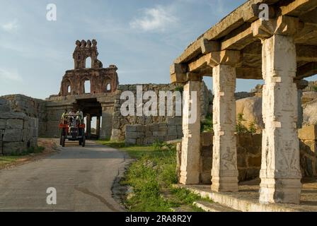 Das Harikrishna-Tor führt zum Tungabhadra-Fluss in Hampi, Karnataka, Südindien, Indien, Asien. UNESCO-Weltkulturerbe Stockfoto