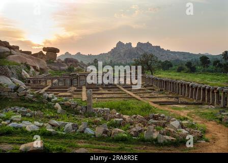 Ruinen des Krishna Basars, in Hampi, Karnataka, Südindien, Indien, Asien. UNESCO-Weltkulturerbe Stockfoto