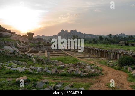 Ruinen des Krishna Basars, in Hampi, Karnataka, Südindien, Indien, Asien. UNESCO-Weltkulturerbe Stockfoto