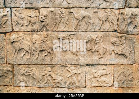 Paneele an der Mahanavami Dibba-Wand im Royal Enclosure in Hampi, Karnataka, Südindien, Indien, Asien. UNESCO-Weltkulturerbe Stockfoto