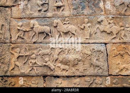 Paneele an der Mahanavami Dibba-Wand im Royal Enclosure in Hampi, Karnataka, Südindien, Indien, Asien. UNESCO-Weltkulturerbe Stockfoto