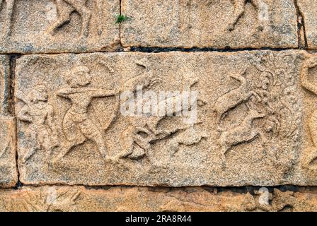 Jagdtafeln an der Mahanavami Dibba-Wand im königlichen Gehege in Hampi, Karnataka, Südindien, Indien, Asien. UNESCO-Weltkulturerbe Stockfoto