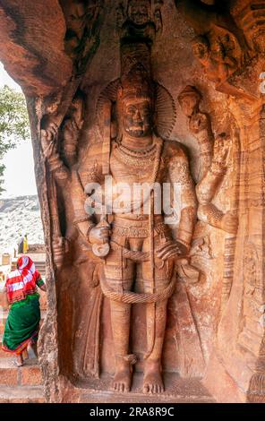 Acht bewaffnete Vishnu-Bas-Hilfsgüter in Höhle 3, Badami, Karnataka, Südindien, Indien, Asien Stockfoto