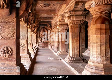 6. Century Cave 3 gewidmet Vishnu, ist die größte und aufwändigste in Badami, Karnataka, Südindien, Indien und Asien Stockfoto