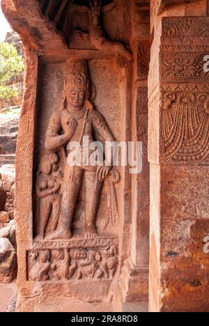 Der Wächter Bas Relief in Höhle 2, Badami, Karnataka, Südindien, Indien, Asien Stockfoto